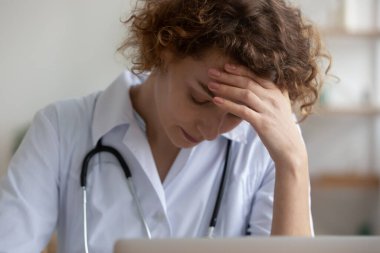 Mutsuz kadın doktor iş yerinde stresli hissediyor