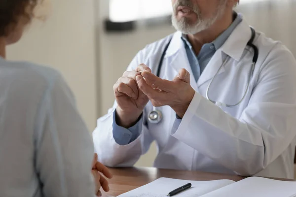 Närbild av manlig läkare konsultera patienten vid mötet — Stockfoto
