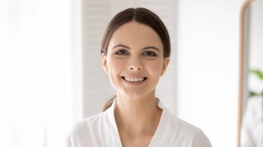 Bornoz giymiş güzel bir genç kadının portresi.