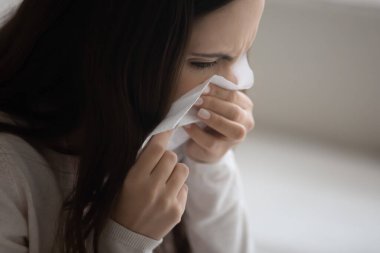 Hasta genç bayanın burnunu sil, kağıt peçete tut.