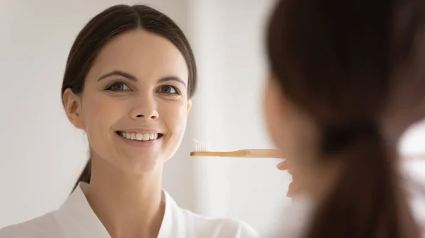 頭のショットミラー反射笑顔女性はエコ歯ブラシを保持 — ストック写真