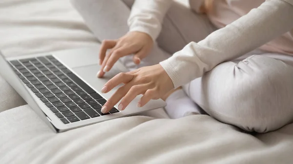 Close-up jonge vrouw met behulp van laptop, typen op toetsenbord — Stockfoto