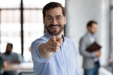 İK yöneticisi kamerayı işaret ediyor, seçim yapıyor, işe alma kavramı