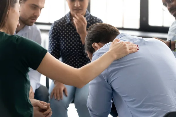 Durante la sesión de terapia de grupo los participantes apoyan llorando desesperado chico — Foto de Stock