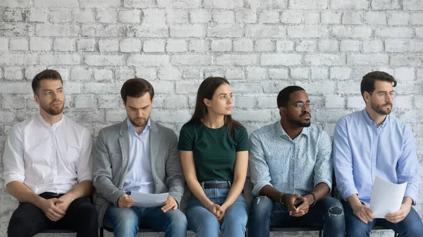 Cinq demandeurs d'emploi multiraciaux se sentent nerveux au sujet de l'entrevue d'emploi à venir — Photo