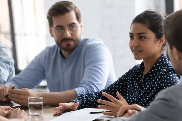 Durante las negociaciones se centran en líder indio expresar opiniones asesorando soluciones — Foto de Stock