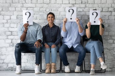 Başvuru sahibi, soru işaretlerinin arkasına saklanan rakipleriyle birlikte otursun