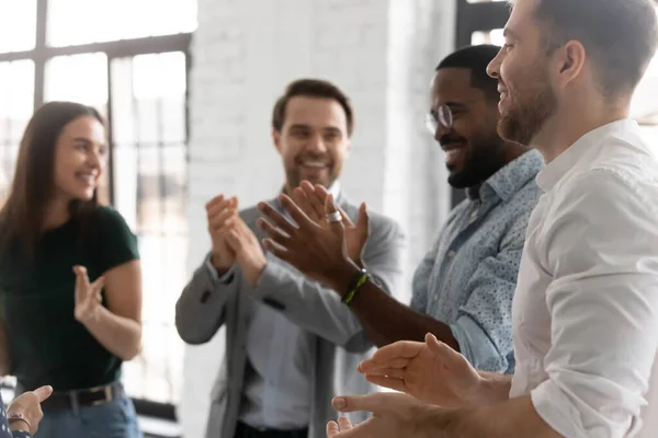 Empresarios entusiastas aplauden las manos felicitándose mutuamente con éxito común — Foto de Stock