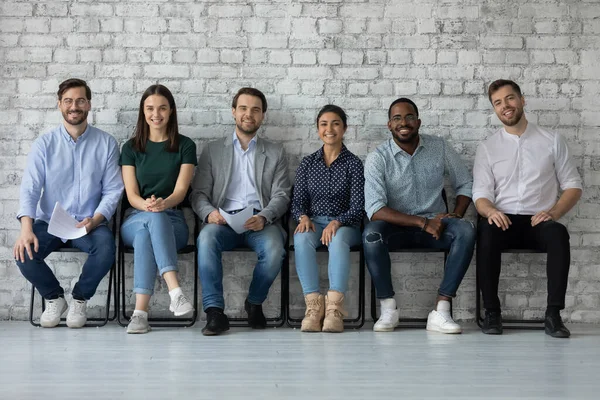 Personas multiétnicas solicitantes esperan entrevista de trabajo se siente seguro — Foto de Stock