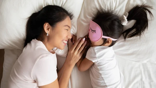 Sonriente cuidado asiático étnico mami viendo poco bebé durmiendo . — Foto de Stock