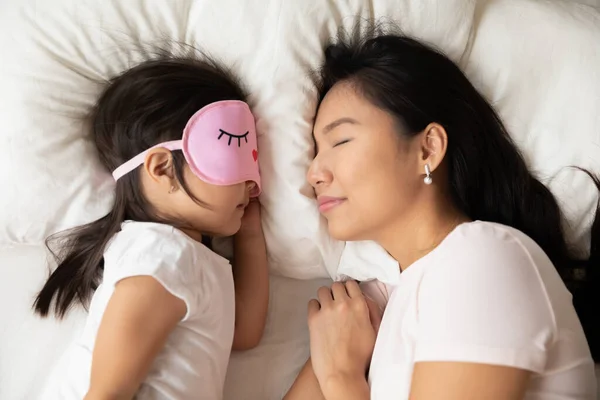 Tranquil mami durmiendo con lindo bebé chica . — Foto de Stock