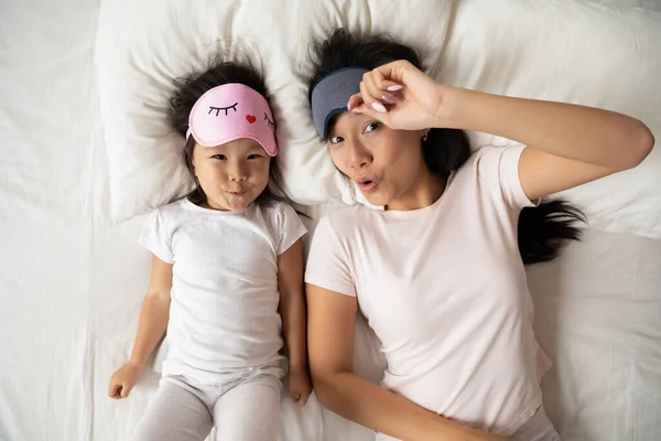 Felice asiatico mamma godendo mattina tempo con bambino figlia. — Foto Stock