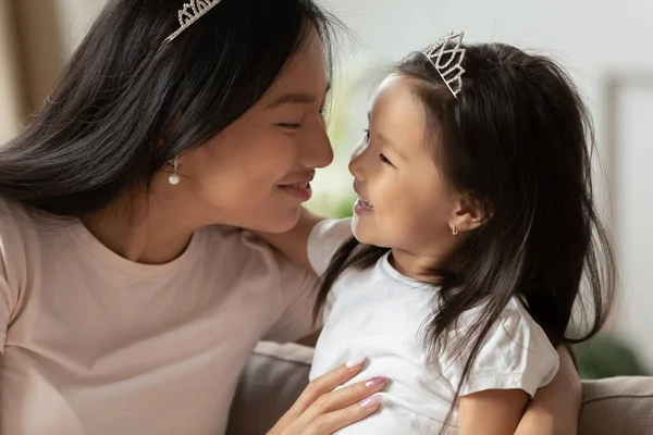Genç Asyalı anneyi önemseyen küçük tatlı çocukla iletişim kurmaktan zevk alan. — Stok fotoğraf