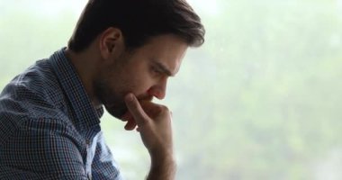 Pencereden bakan adam boşanırken mutsuz olur.