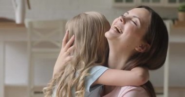 Mutlu bekar anne ve sevimli küçük kız çocuğu gülüyor.