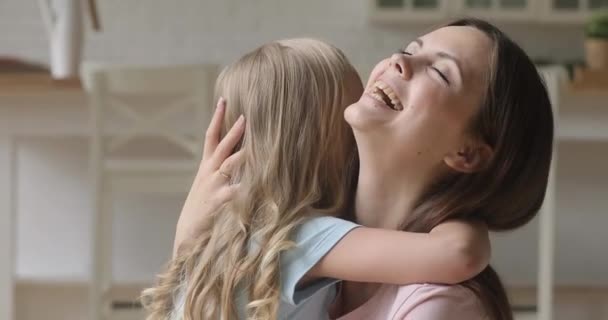 Glückliche alleinerziehende Mutter und süße kleine Tochter umarmen sich lachend — Stockvideo