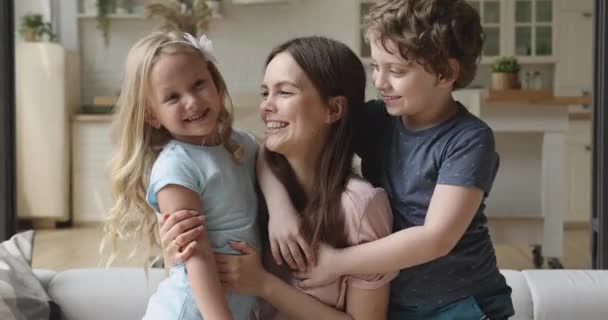 Feliz mãe solteira abraçando crianças rindo ligação juntos — Vídeo de Stock