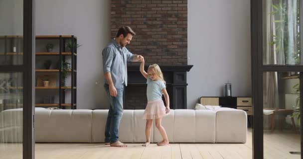 Amoroso pai beijando a mão dançando com a filha criança em casa — Vídeo de Stock