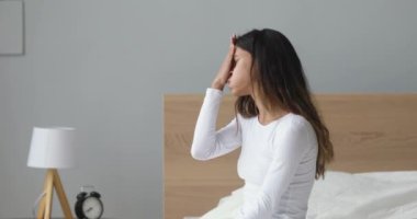 Stresli, şok olmuş hamile bir kız hamilelik testi yaptırıyor.
