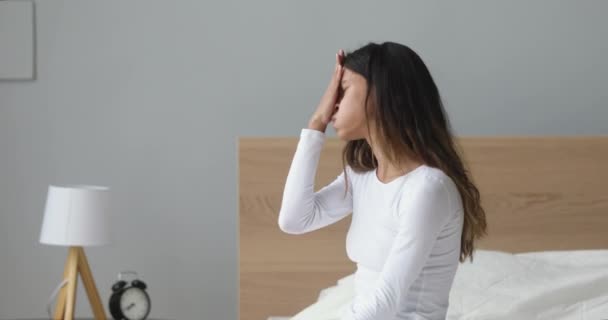 Estresado impactado chica embarazada celebrar positivo prueba de embarazo se siente desesperado — Vídeos de Stock