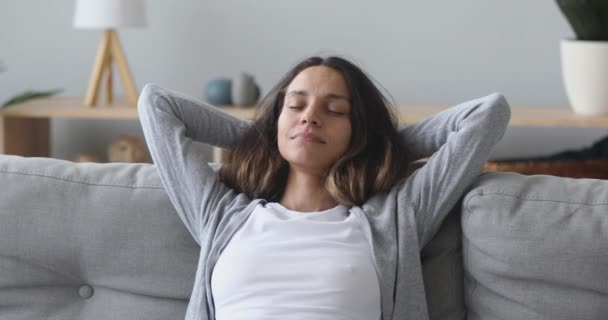 Mujer tranquila relajarse con los ojos cerrados respirando siesta en el sofá — Vídeo de stock