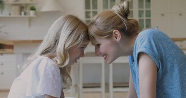 Любящая молодая мать и милая дочь трогают носы — стоковое видео