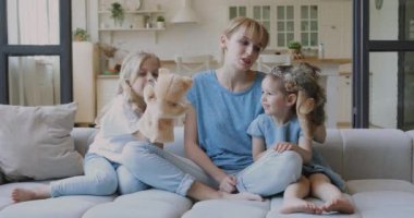 Mutlu anne ve küçük tatlı çocuklar birlikte oynuyorlar.