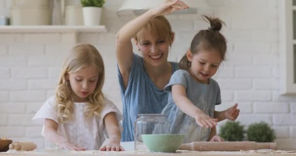 Χαρούμενη μαμά και χαριτωμένα παιδιά κόρες γελούν ετοιμάζοντας ζύμη ζαχάρου — Αρχείο Βίντεο