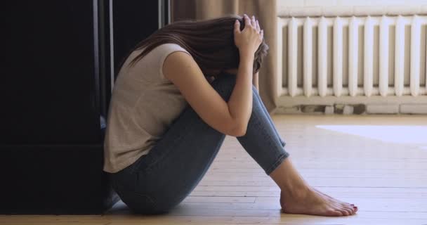 Triste fille assis seul pleurer sur le sol sentiment stress anxiété — Video