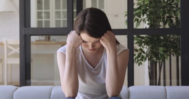 Verontrust miserabele jonge vrouw huilen alleen thuis gevoel depressief — Stockvideo