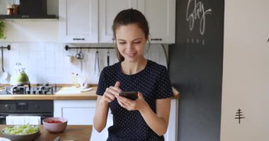 İnternette arama tarifleri kullanarak akıllı telefon kullanan bir kadın.