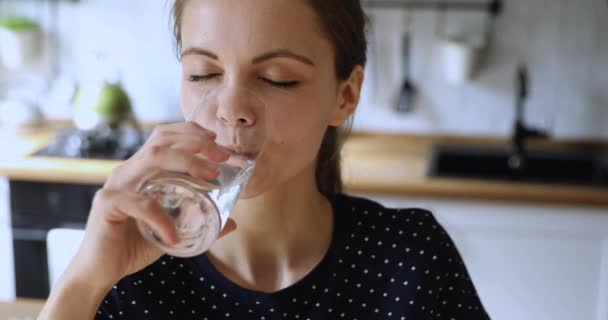 Donna in piedi in cucina tiene bevande di vetro acqua filtrata naturale — Video Stock