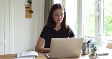 Bilgisayarı kullanan kız e-postayla harika haberler aldı ve mutlu oldu.