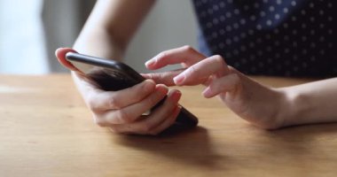 Yakın plan kadın elleri akıllı telefon tutuyor internette eğleniyor