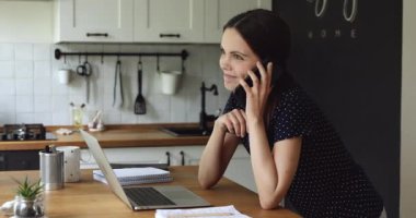Cep telefonu tutan ve müdürle konuşan kadın telefonla hizmet satın alıyor.