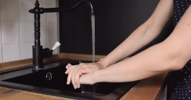 Primer plano hembra lavándose las manos con jabón a fondo — Vídeos de Stock