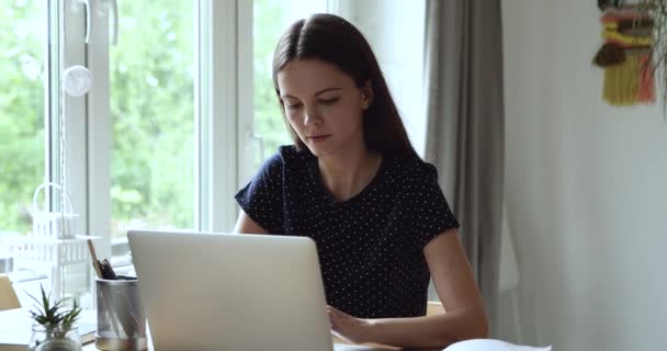 Frau, die Probleme mit Laptop hat, ist wütend wegen Datenverlust — Stockvideo