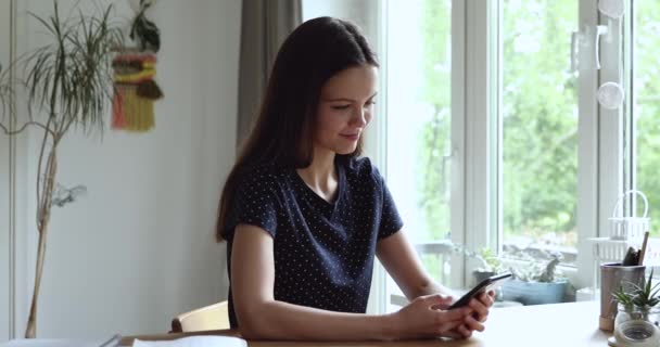 Mulher sorridente usando smartphone desfrutar de bate-papo distante com amigos — Vídeo de Stock