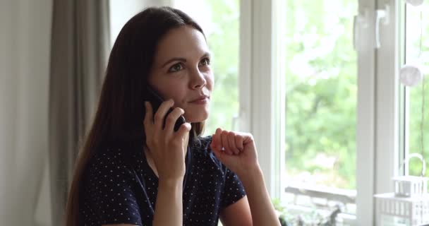 女性は携帯電話で楽しい短い話を楽しむ — ストック動画