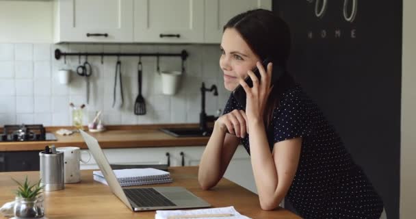 Mulher segurando celular conversando com gerente comprar serviços por phonecall — Vídeo de Stock