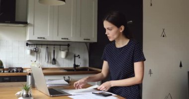Kadınlar gelir hesaplamaları ve analizleri için bilgisayarlarını kullanırlar