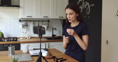 Kadın kayıt videosu makyaj fırçası ve kremin nasıl kullanıldığını anlatıyor