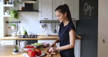 Sağlıklı sebze salatası hazırlayan kadın sağlığıyla ilgileniyor.