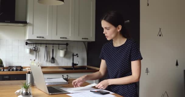 Vrouw gebruik pc maakt berekeningen en analyse van de uitgaven inkomens — Stockvideo