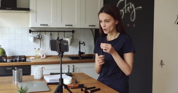 Mujer grabar vídeo describir cómo el uso de maquillaje cepillo y crema — Vídeos de Stock