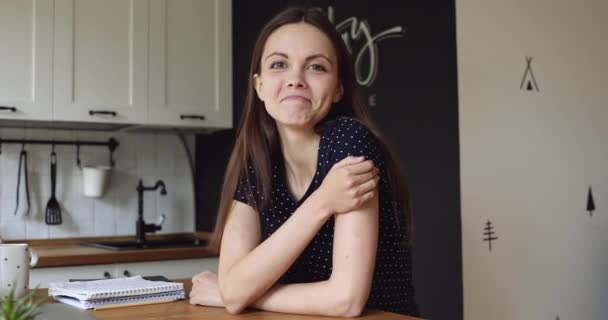 Mujer mirando cámara uso videoconferencia aplicación pasar entrevista de trabajo — Vídeos de Stock