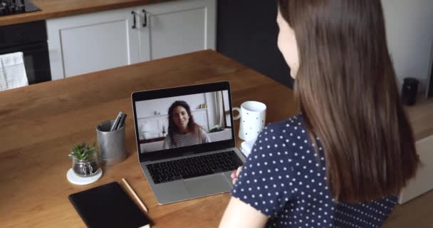 Vrouw chatten met beste vriend met behulp van laptop en videocall toepassing — Stockvideo