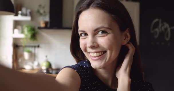 Hermosa mujer uso teléfono inteligente graba vídeo sonriendo posando divertirse — Vídeo de stock