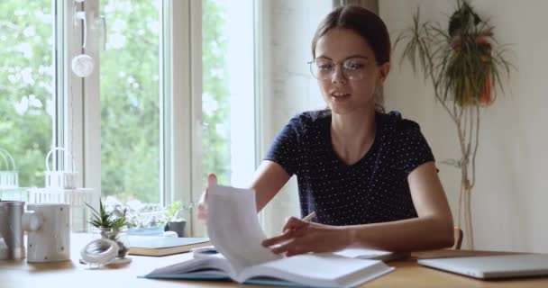 Lo studente fa il compito di preparazione per gli esami, legge il capitolo prende appunti — Video Stock