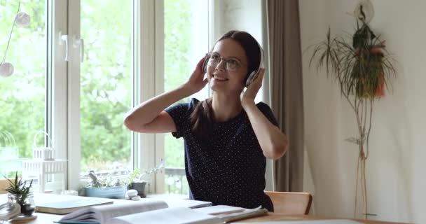 Estudante menina usar fones de ouvido modernos sem fio canção favorita canto relaxante — Vídeo de Stock